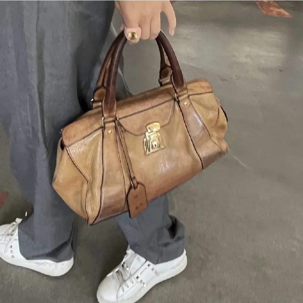 Jätte fin brun väska från Ralph Laurent  kan tänka mig sälja vid bra bud❤️(sälja inte mera). Väskor.