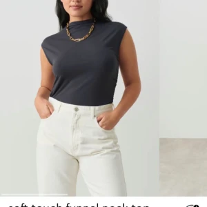 gina topp - säljer denna snygga gina topp, köpt i Juni men använt bara en gång. Säljer då ja knappt använder den. Nypris 179, mitt pris 120.