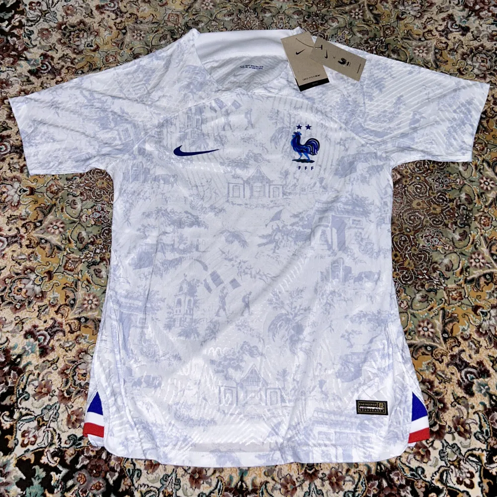  En Frankrike tröja 2022 aldrig använd för att det är inte min storlek. T-shirts.