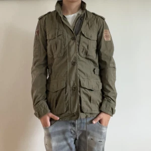 Field Jacket  - Tommy Hilfiger Field Jacket - storlek S - varan är i jätte fint skick - modellen är 188cm och 83kg - vid frågor eller funderingar är det bara att skriva!