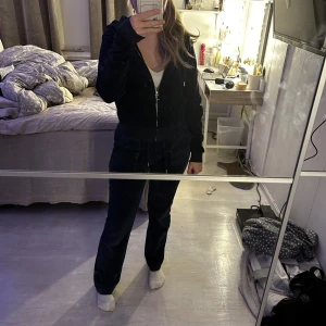 Juicy couture set  - Använder aldrig längre Ny pris 2300kr  Skriv om du ger fler frågor  Tröjan Storlek S  Byxorna storlek Xs 