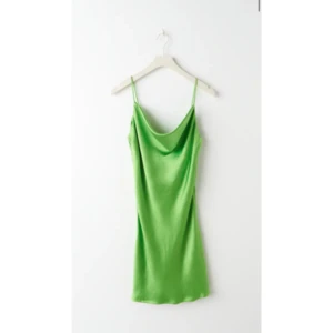 Grön klänning - Säljer min fina klänninga från gina tricot då den inte kommer till sp mycket användning 