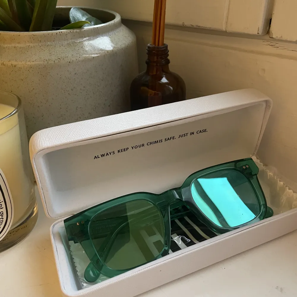Så snygga turkosa chimi solglasögon med spegelglas 💙💙. Asusteet.