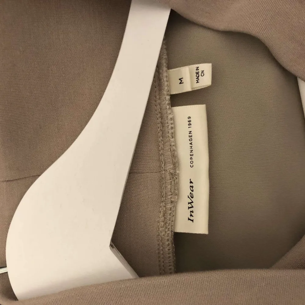 Säljer nu denna InWear Copenhagen tröjan som tyvärr aldrig kommit till användning. Den är i storlek M och aldrig använd. Skriv vid frågor! Kan gå ner i pris vid snabb affär!💞🍂❤️‍🔥🎃🍁 Nypris:800kr Mitt pris:350kr. Hoodies.
