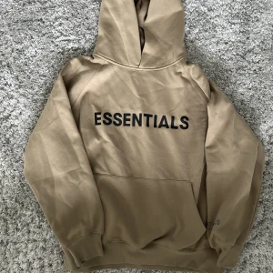 Essentials hoodie - Den är använd varsamt   cond 9/10 Inga flaws Påse och tag finns 
