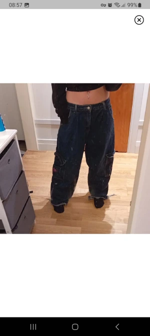 Jeans - Säljer dessa baggh jeans från shein. Dom är ganksa slitna där nere. Säljer då jag ikte använder dom längre 
