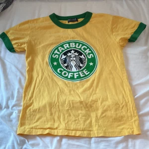 Starbucks t shirt ❤️ - Jättefin starbucks t shirt ❤️Fint skick, står ingen storlek, men passar xs/s.