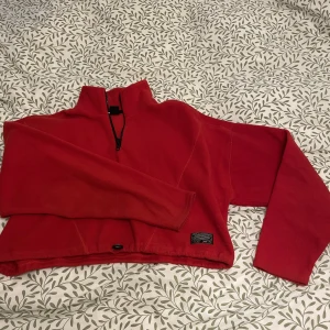 Urban outfitters - Fin röd fleecetröja, kroppad i modellen. Går att dra in i midjan. Från Urbanoutfitters, storlek M. 250kr eller bud