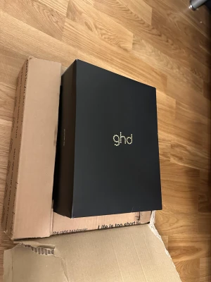 GHD Helios hårfön svart - Hårfönen är sprillans ny och inte öppnad ur förpackningen. Säljer för att jag har en precis likadan redan. Säljer därför lite billigare pris än det säljs på nätet då den fortfarande är helt ny, och kommer i sin förpackning.   Möts gärna upp i Lund/Malmö. 