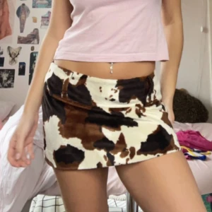 Kjol - Kort kjol i komönster. One of a kind då den är hemmasydd 