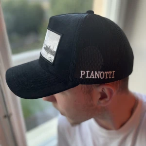 Pianotti keps - Hej säljer pianoti kepsar det är bara att skriva till mig har alla färger och bra priser ( 4 gröna 3 mörk blå 3 svarta 3 röda) kolla profilen för dom andra och hur dom ser ut, pris kan självklart diskutera 