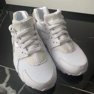 Helt nya Nike huarache run (GS)  Står att de är storlek 38, jag är storlek 37 och dessa är för små för mig, passar storlek 36. 