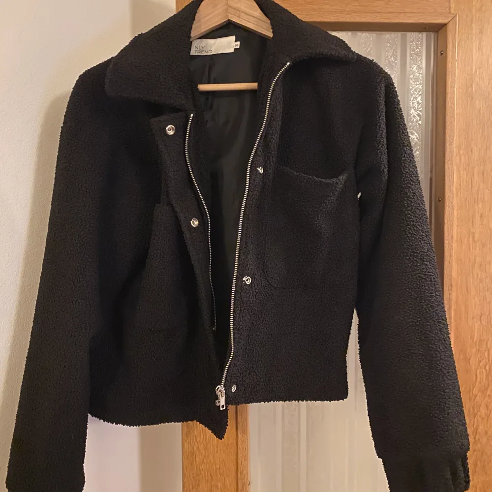 En så söt svart kappa köpt för några år sen och kommer inte till användning längre!💗. Jackor.