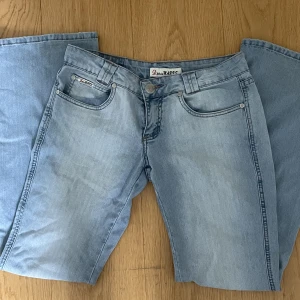 Blå jeans - Super najs jeans som är använda 1 gång! Säljer eftersom de är för korta på mig som är 173 cm❤️