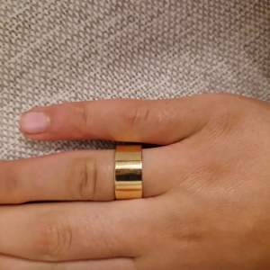 En helt vanlig fin guldig ring.😍