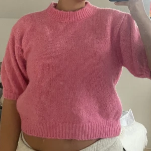 Stickad tröja  - Säljer denna då den inte kommer till användning längre 🩷🩷storlek S men passar M oxå 🩷