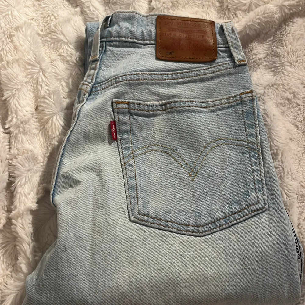 Säljer dessa byxor från levis då dom inte kommer till användning. Dom är knappt använda och i bra skick. Pris kan diskuteras! . Jeans & Byxor.