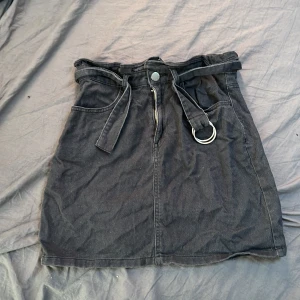 Jeans kjol  - Jeans kjol från hm, används inte längre där av försäljningen. Använd men är i bra skick och de Finn inga defekter 