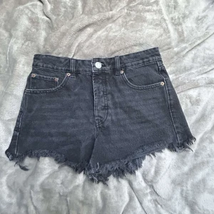Zara shorts - Snygga zara short. Knappt använda💕 lagra inför sommaren eller någon semester då dessa passar perfekt🔥
