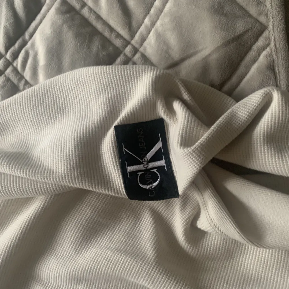 Intressekoll på min helt nya ribbstickade jacka från Calvin Klein. Nypris 1399kr, använd ej köp nu . Jackor.