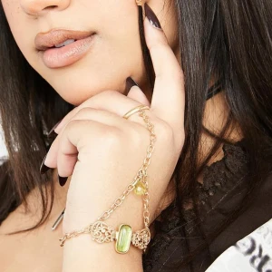 Ring + armband - HELT NY I PAKET! Dollskill hand chain med ring, fairycore vibes 🧚‍♂️ Nypris 216 + frakt 