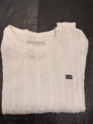 Tröja  - Kabelstickad tröja från Lexington  Krämvit