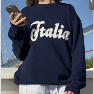 Stickad tröja i marinblå med ”Italia” och ”86” på tröjan 💙 Släpptes ganska nyligen och köptes i rom 🇮🇹Supersnygg och skön, sportig men söt look 😇Nypris: 707 kr (59€). Lite nopprig från tvätten och trycket är inte lika skarpt längre🧚🏻
