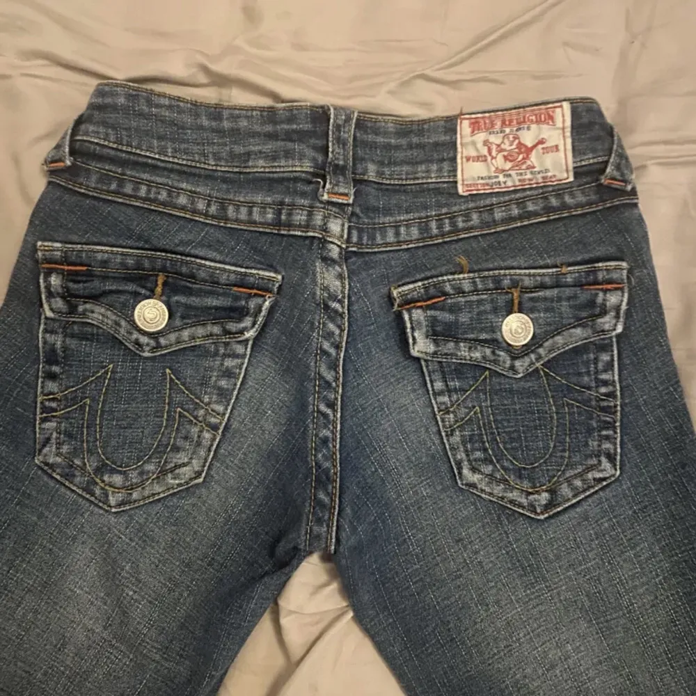 Säljer nu mina fina true religion jeans. Midjemått: 38 innerbenslängd: 80💕💕. Jeans & Byxor.