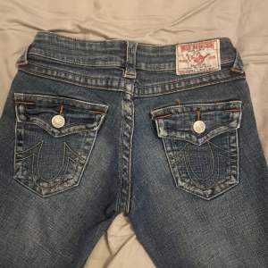 Säljer nu mina fina true religion jeans. Midjemått: 38 innerbenslängd: 80💕💕
