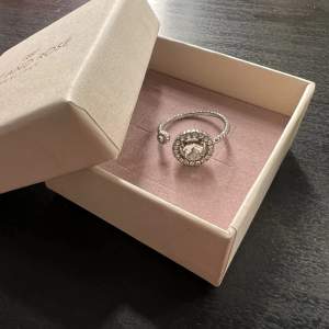Super snygg ring från Lily and rose!! Använt den mycket men ser ingen stor defekt på ringen, så den är i bra skick!!