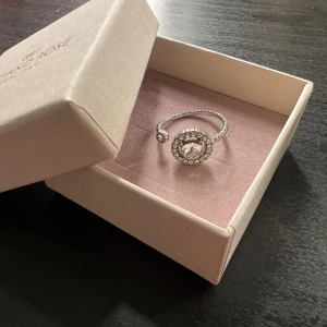 Lily and rose ring - Super snygg ring från Lily and rose!! Använt den mycket men ser ingen stor defekt på ringen, så den är i bra skick!!