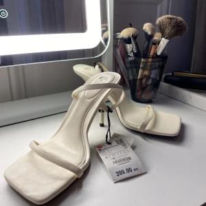 Vita klackar - Säljer dessa helt oanvända klackskor från Zara då jag dessvärre inte hittat tillfälle att använda dem. Perfekt inför studenten eller annat. Nypris 399kr, säljer för 199kr🤍