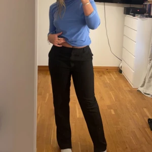 Kostymbyxor  - Supersnygga svarta kostymbyxor. Basic och funkar till alla tillfällen. Säljer då de inte används och har flera par. De har slit på insidan av bena men är väldigt enkelt att sy ihop ifall man inte gillar. Är 165 och de sitter bra i längden för mig