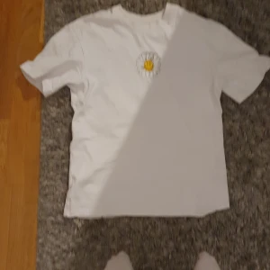 SMILEY T-shirt  - Har använt den 2 till 3 gånger bra skick