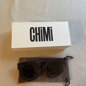 Chimi solglasögon  - Chimis, knappt använda. Modell #008 i färgen coco 