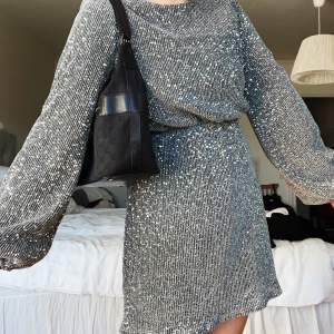Superfin glittrig klänning i nyskick! Superskön att ha på sig! ✨