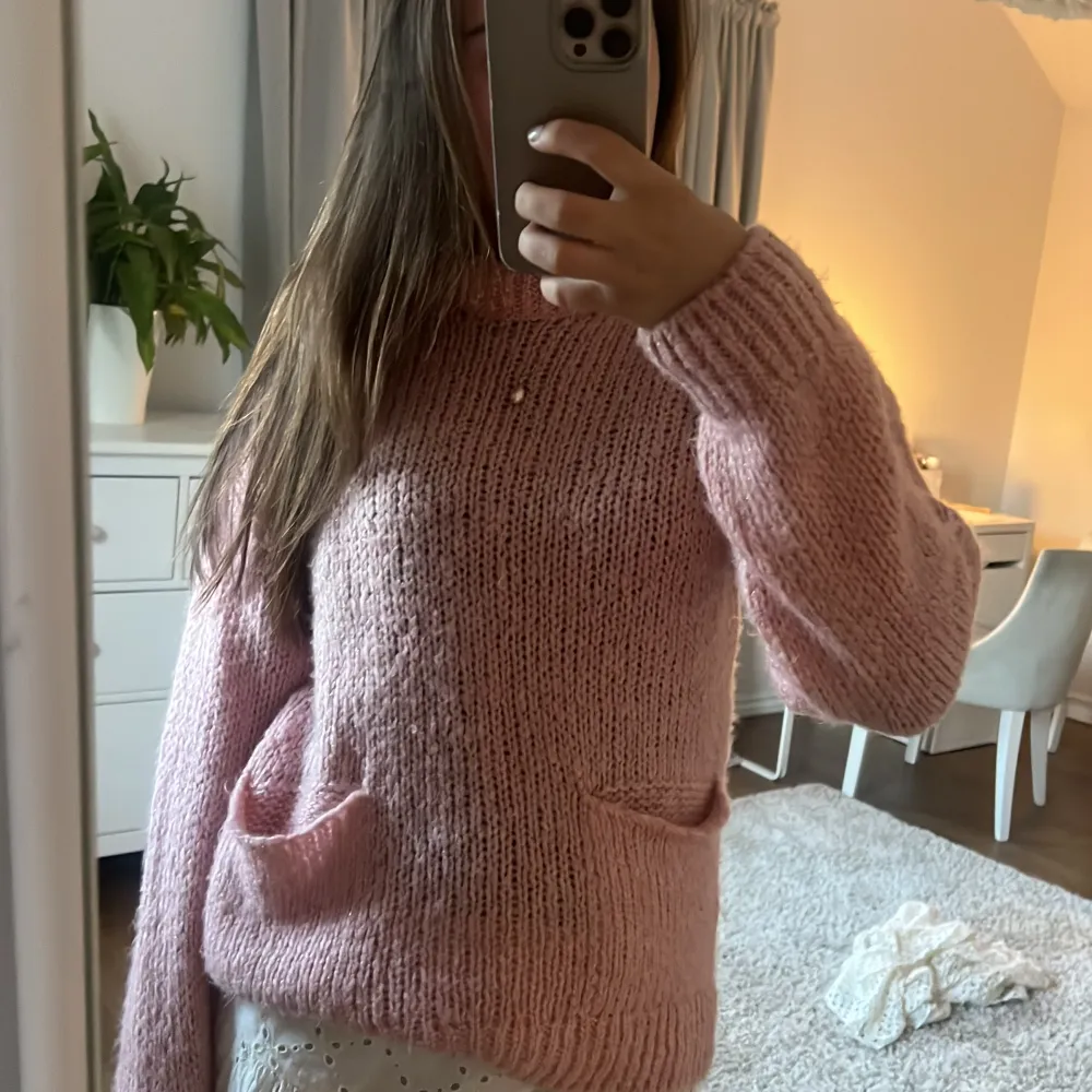 så fin stickad tröja från zara! barnstorlek men sitter lite oversize på mig med storlek s!. Stickat.