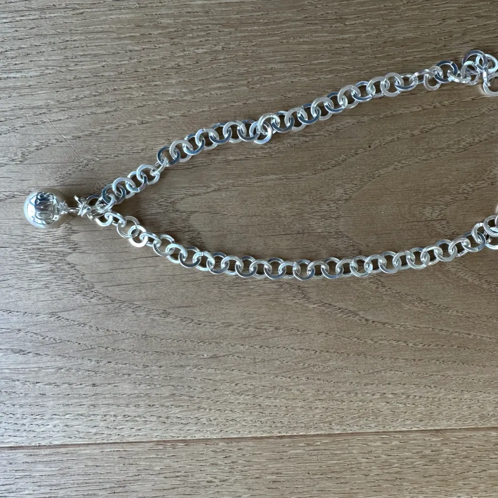 Säljer detta superfina och unika halsband från SNÖ of Sweden då den tyvärr aldrig kom till användning. Halsbandet är helt nytt! Prislapp kvar!. Accessoarer.