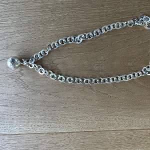 Säljer detta superfina och unika halsband från SNÖ of Sweden då den tyvärr aldrig kom till användning. Halsbandet är helt nytt! Prislapp kvar!