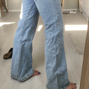 Jeans från Mango  - Superfina ljusblå jeans med cool detalj! I mycket bra skick 