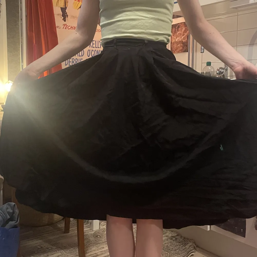 den här kjolen har veck och fickor. otroligt fin. storlek xs eller en mindre s. säljer eftersom den tyvärr är för liten för mig. . Kjolar.