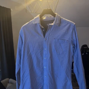 Blå/vit randig skjorta - Bra skick.