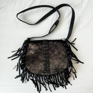 Väska från desigual  - Cool och unik väska från Desigual med fransar! Helt ny då den tyvärr inte har fått komma till användning!   Skriv privat för fler bilder och ifall fler är intresserade blir det budgivning. Läs igenom mina villkor du tänker köpa!🌸 nypris ca 700kr!