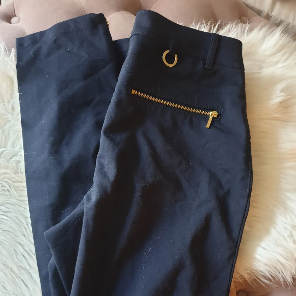 Aldrig använda då chinos inte är min stil. Supersnygga marinblå med ankel längd och guldiga dragkedjor vid anklarna. Storlek 38🌸. Jeans & Byxor.