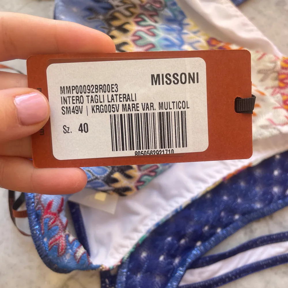 Super snygg missoni mare bikini/ baddräkt köpt i new york förra veckan, nypris är 950$ och det är storlek 34/xs/s, kuporna passar A-C💓💕 super snygg och öppen rygg med cut-out:)❤️ aldrig använd och finns fortfarande i butik:) . Övrigt.