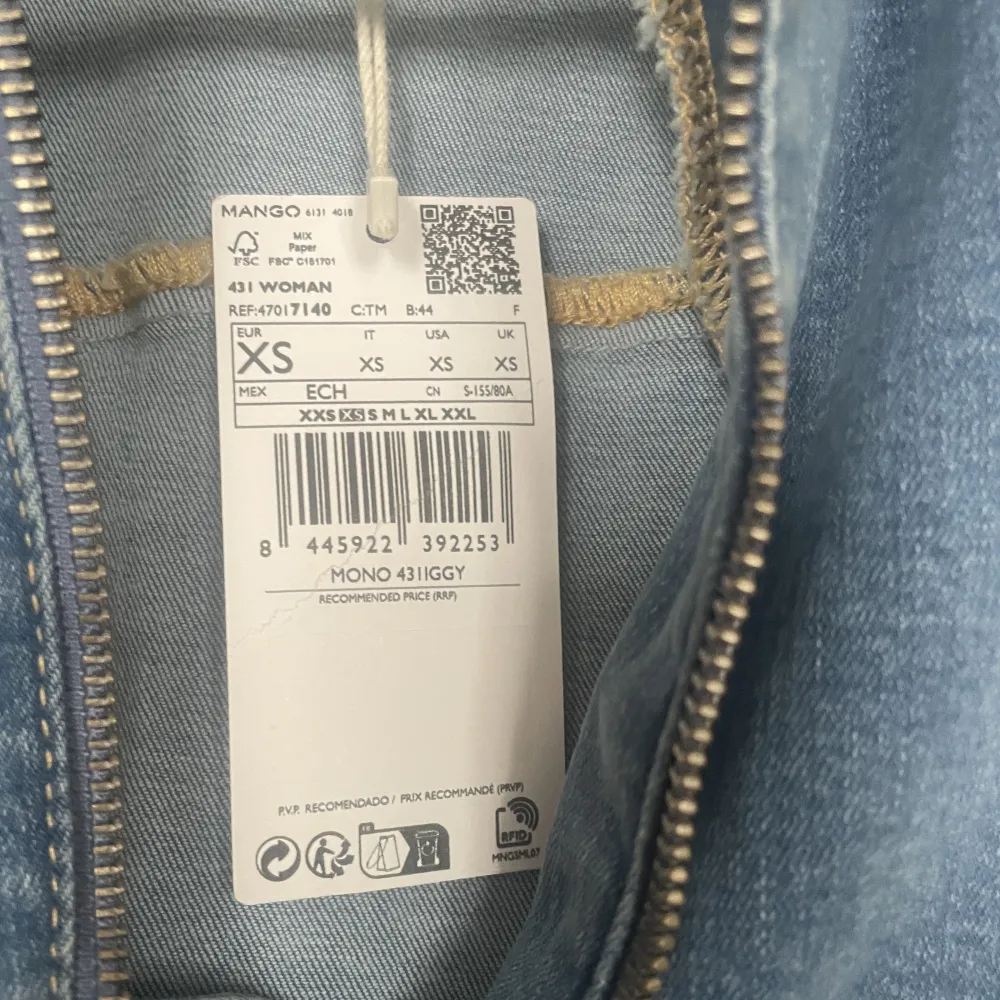 Helt oanvänd jumpsuit i jeans från mango. Storlek xs, säljer pga för liten storleken. . Klänningar.