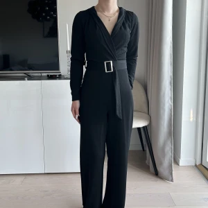 Svart jumpsuit - Köpt från Nelly. Anvönd 1 gång, bra skick. Är 157 cm lång. Strl XS.