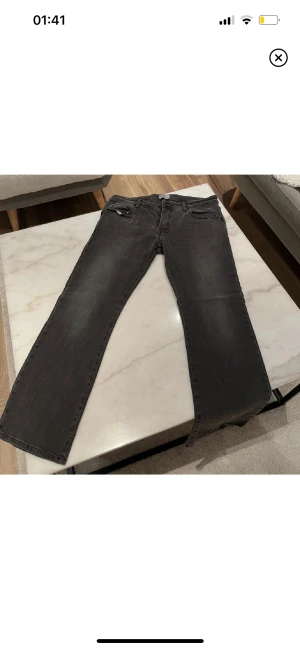 Svarta straight byxoe - Dom är 33/34 men de känns som 31/32 mått finns om de behövs 