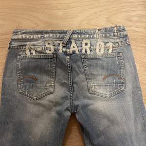 Low waist och bootcut jeans 💓  Använda men i gott skick, är inte för korta på mig som är 1,70. Budning börjar på 200kr! Frakt betalas av köparen.