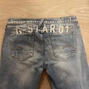 Y2K Low waist jeans  - Low waist och bootcut jeans 💓  Använda men i gott skick, är inte för korta på mig som är 1,70. Budning börjar på 200kr! Frakt betalas av köparen.